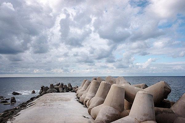 포토 JPG 주간 구름 자연 하늘 풍경 사람없음 야외 항구 방파제 울릉도 천부항 테트라포드 국내포토 자연요소 공공시설 섬 교통시설 경상북도 생태계 파일형식