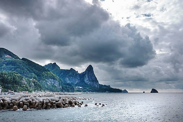 포토 JPG 주간 구름 바다 자연 하늘 풍경 해변 사람없음 야외 항구 방파제 울릉도 송곳산 천부항 테트라포드 국내포토 자연요소 공공시설 섬 교통시설 산 경상북도 생태계 파일형식