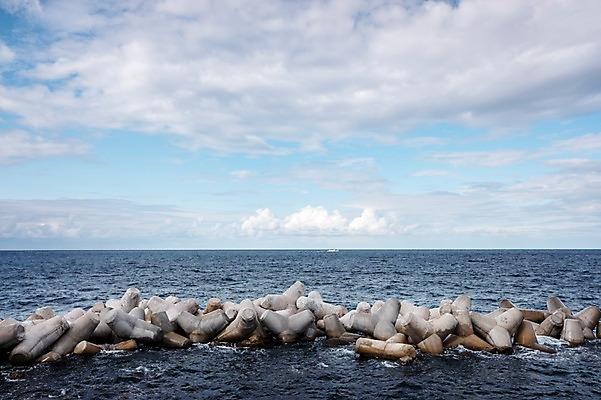 포토 JPG 주간 구름 바다 자연 하늘 풍경 사람없음 야외 항구 방파제 울릉도 천부항 테트라포드 국내포토 자연요소 공공시설 섬 교통시설 경상북도 생태계 파일형식