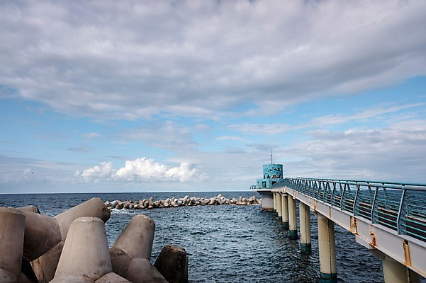 포토 JPG 주간 구름 바다 자연 하늘 풍경 사람없음 야외 항구 방파제 울릉도 전망대 천부항 테트라포드 해중전망대 국내포토 자연요소 공공시설 섬 교통시설 경상북도 생태계 파일형식