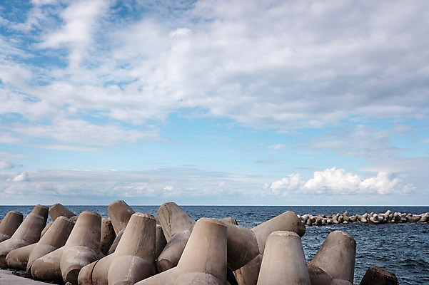 포토 JPG 주간 구름 바다 자연 하늘 풍경 사람없음 야외 항구 방파제 울릉도 천부항 테트라포드 국내포토 자연요소 공공시설 섬 교통시설 경상북도 생태계 파일형식