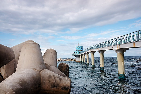 포토 JPG 주간 구름 바다 자연 하늘 풍경 사람없음 야외 항구 방파제 울릉도 전망대 천부항 테트라포드 해중전망대 국내포토 자연요소 공공시설 섬 교통시설 경상북도 생태계 파일형식
