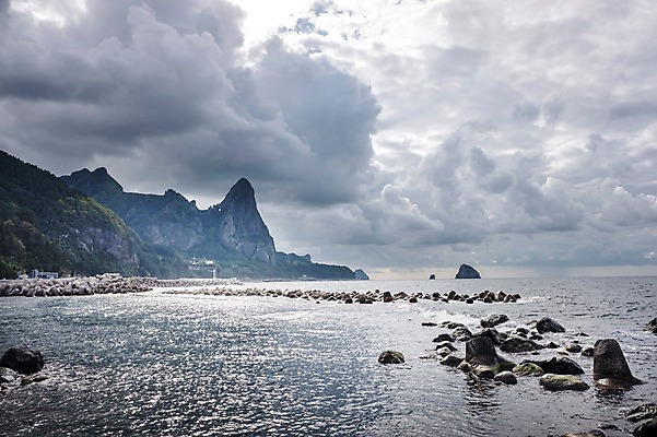 포토 JPG 주간 구름 바다 자연 하늘 풍경 사람없음 야외 항구 방파제 울릉도 송곳산 천부항 국내포토 자연요소 공공시설 섬 교통시설 산 경상북도 생태계 파일형식