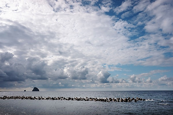 포토 JPG 주간 구름 바다 자연 하늘 풍경 사람없음 야외 항구 방파제 울릉도 천부항 국내포토 자연요소 공공시설 섬 교통시설 경상북도 생태계 파일형식