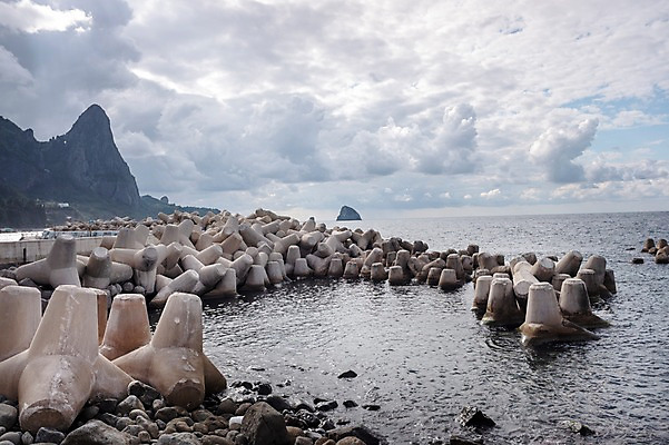 포토 JPG 주간 구름 바다 자연 하늘 풍경 사람없음 야외 항구 방파제 울릉도 송곳산 천부항 테트라포드 국내포토 자연요소 공공시설 섬 교통시설 산 경상북도 생태계 파일형식