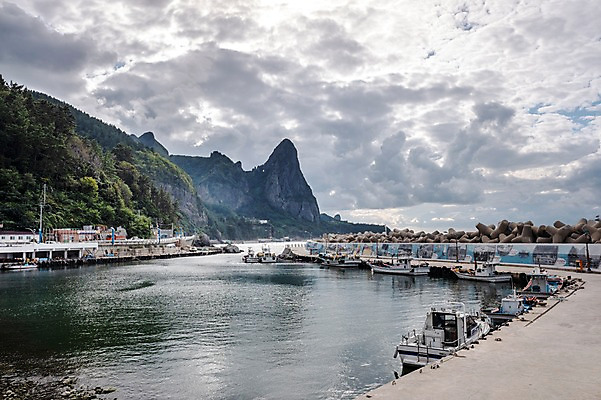 포토 JPG 주간 구름 바다 자연 풍경 사람없음 야외 항구 어선 방파제 울릉도 송곳산 천부항 테트라포드 국내포토 자연요소 공공시설 섬 배_교통 교통시설 산 경상북도 생태계 파일형식