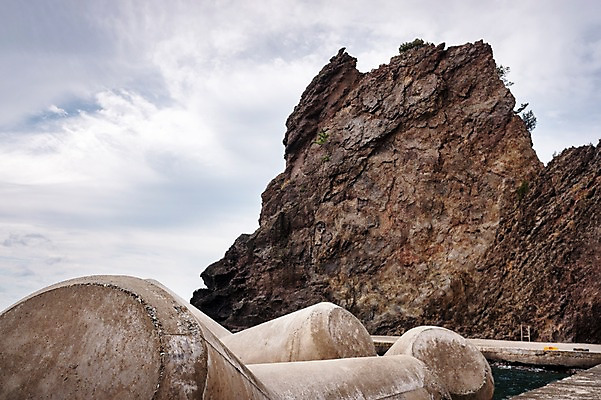 포토 JPG 주간 구름 자연 하늘 풍경 사람없음 야외 항구 방파제 울릉도 거북바위 테트라포드 국내포토 자연요소 공공시설 섬 교통시설 바위_돌 경상북도 생태계 파일형식