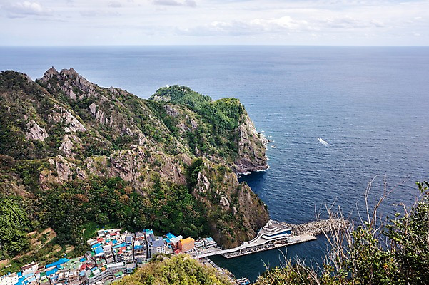 포토 JPG 주간 바다 섬 자연 주택 풍경 사람없음 야외 건물 하이앵글 마을 항구 울릉도 도동항 국내포토 자연요소 건축물 뷰포인트 교통시설 경상북도 생태계 파일형식