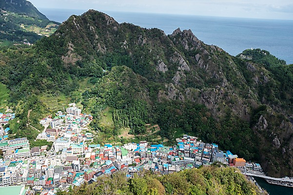 포토 JPG 주간 나무 바다 섬 자연 산 주택 풍경 사람없음 야외 건물 하이앵글 마을 항구 산등성이 울릉도 도동항 국내포토 자연요소 식물 건축물 뷰포인트 교통시설 경상북도 생태계 파일형식