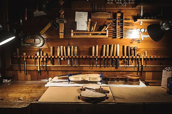 포토 JPG 직업 현악기 전등 실내 사람없음 일상 도구 작업실 드라이버 칼 바이올린 책상 조각칼 작업대 국내포토 악기 가구 조명 내부 라이프 공구 파일형식