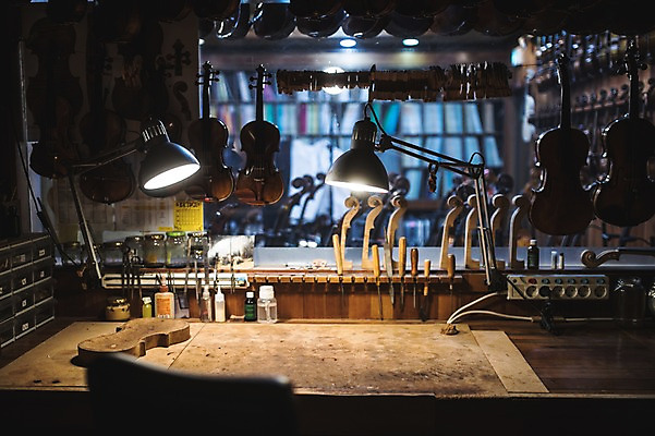 포토 JPG 직업 의자 현악기 전등 실내 사람없음 일상 아웃포커스 도구 작업실 드라이버 칼 바이올린 책상 국내포토 악기 가구 조명 촬영기법 내부 라이프 공구 파일형식