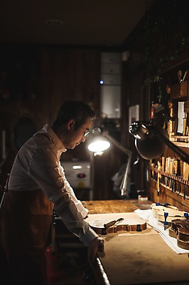 포토 JPG 직업 응시 남자 40대 생각 현악기 전등 실내 한명 서기 사람 상반신 성인 일상 옆모습 한국인 도구 작업 작업실 고수 집중 바이올린 장인 조각칼 작업대 성인남자한명만 국내포토 1 시선 악기 뷰포인트 중년 컨셉 모션 조명 동양인 내부 라이프 칼 향신료 남자한명만 성인남자만 파일형식