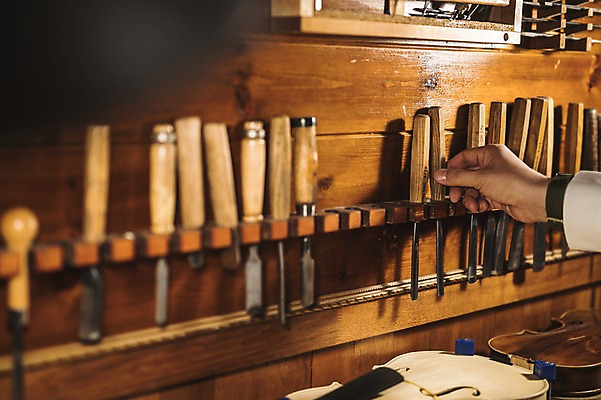 포토 JPG 직업 손 남자 40대 현악기 실내 한명 성인 일상 아웃포커스 신체부위 한국인 도구 잡기 작업실 바이올린 조각칼 성인남자한명만 국내포토 1 악기 중년 모션 촬영기법 사람 동양인 내부 라이프 칼 남자한명만 성인남자만 파일형식
