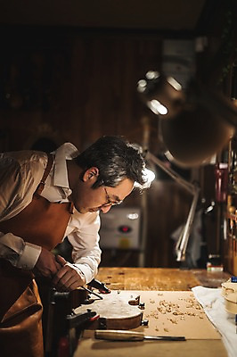 포토 JPG 직업 응시 남자 40대 현악기 전등 실내 한명 서기 사람 상반신 성인 일상 옆모습 한국인 도구 잡기 작업 작업실 고수 집중 바이올린 장인 조각칼 작업대 톱밥 성인남자한명만 국내포토 1 시선 악기 뷰포인트 중년 컨셉 모션 조명 동양인 내부 라이프 칼 가루 향신료 남자한명만 성인남자만 파일형식