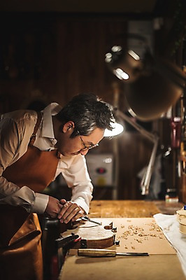 포토 JPG 직업 응시 남자 40대 현악기 전등 실내 한명 서기 사람 상반신 성인 일상 옆모습 한국인 잡기 작업 작업실 고수 집중 바이올린 장인 조각칼 작업대 성인남자한명만 국내포토 1 시선 악기 뷰포인트 중년 컨셉 모션 조명 동양인 내부 라이프 칼 향신료 남자한명만 성인남자만 파일형식