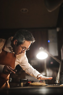 포토 JPG 직업 응시 남자 40대 현악기 전등 실내 한명 서기 사람 상반신 성인 일상 옆모습 한국인 도구 잡기 작업 작업실 고수 집중 바이올린 장인 조각칼 성인남자한명만 국내포토 1 시선 악기 뷰포인트 중년 컨셉 모션 조명 동양인 내부 라이프 칼 향신료 남자한명만 성인남자만 파일형식