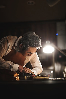 포토 JPG 직업 응시 남자 40대 현악기 전등 실내 한명 서기 사람 상반신 성인 일상 옆모습 한국인 잡기 작업 작업실 고수 집중 바이올린 장인 조각칼 작업대 성인남자한명만 국내포토 1 시선 악기 뷰포인트 중년 컨셉 모션 조명 동양인 내부 라이프 칼 향신료 남자한명만 성인남자만 파일형식