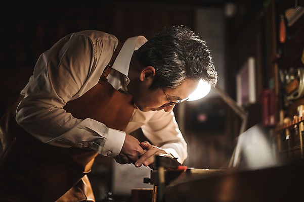 포토 JPG 직업 응시 남자 40대 현악기 전등 실내 한명 서기 사람 상반신 성인 일상 옆모습 한국인 도구 잡기 작업 작업실 고수 집중 바이올린 장인 작업대 성인남자한명만 국내포토 1 시선 악기 뷰포인트 중년 컨셉 모션 조명 동양인 내부 라이프 향신료 남자한명만 성인남자만 파일형식