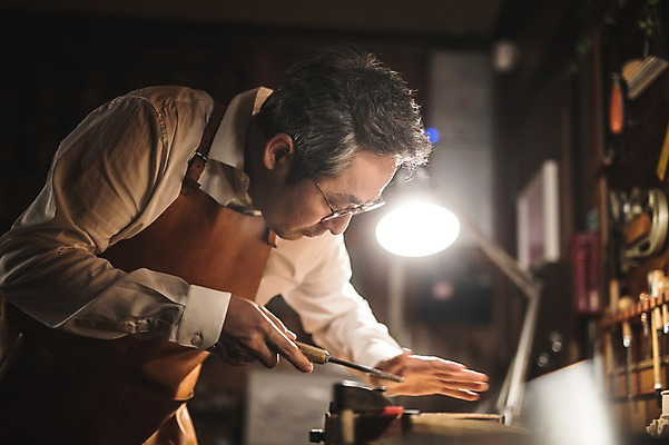 포토 JPG 직업 응시 남자 40대 현악기 전등 실내 표정 한명 사람 상반신 성인 일상 옆모습 한국인 도구 잡기 작업 작업실 고수 집중 바이올린 장인 수공예 조각칼 작업대 성인남자한명만 국내포토 1 시선 악기 뷰포인트 중년 컨셉 모션 조명 동양인 내부 라이프 칼 공예 향신료 남자한명만 성인남자만 파일형식