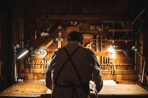 포토 JPG 직업 응시 남자 40대 현악기 전등 실내 한명 서기 사람 상반신 성인 일상 뒷모습 한국인 도구 작업 작업실 고수 집중 장인 조각칼 작업대 성인남자한명만 국내포토 1 시선 악기 뷰포인트 중년 컨셉 모션 조명 동양인 내부 라이프 칼 향신료 남자한명만 성인남자만 파일형식