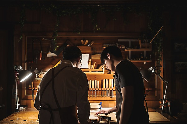 포토 JPG 직업 응시 남자 40대 현악기 전등 실내 서기 사람 상반신 20대 성인 두명 일상 옆모습 뒷모습 아웃포커스 한국인 도구 잡기 작업 작업실 고수 집중 바이올린 제자 실습 장인 조각칼 신입 작업대 성인남자만 국내포토 시선 악기 뷰포인트 중년 컨셉 모션 조명 촬영기법 동양인 청년 내부 라이프 칼 향신료 남자만 성인만 파일형식