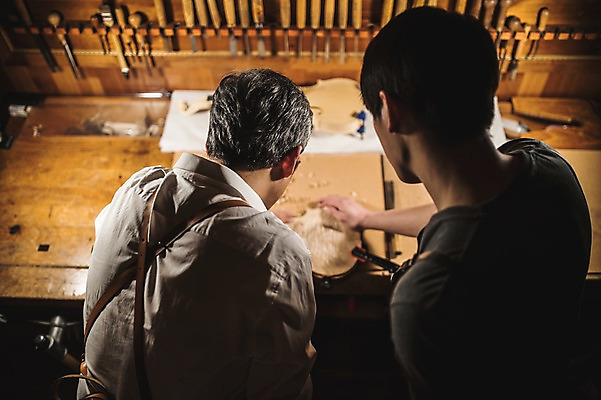 포토 JPG 직업 응시 남자 40대 현악기 실내 사람 상반신 20대 성인 두명 일상 뒷모습 아웃포커스 하이앵글 한국인 도구 작업 작업실 고수 집중 바이올린 제자 실습 장인 수공예 조각칼 신입 작업대 성인남자만 국내포토 시선 악기 뷰포인트 중년 컨셉 촬영기법 동양인 청년 내부 라이프 칼 공예 향신료 남자만 성인만 파일형식