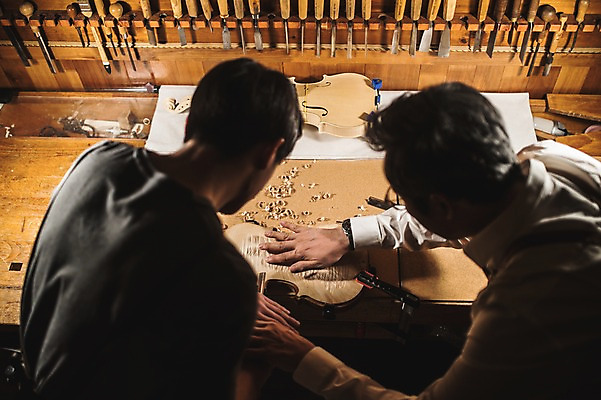 포토 JPG 직업 응시 남자 40대 현악기 실내 말하기 설명 서기 사람 상반신 20대 성인 두명 일상 뒷모습 아웃포커스 하이앵글 듣기 한국인 잡기 작업실 고수 집중 바이올린 제자 실습 장인 조각칼 신입 성인남자만 국내포토 시선 악기 뷰포인트 중년 컨셉 모션 촬영기법 동양인 청년 내부 라이프 칼 향신료 남자만 성인만 파일형식