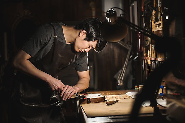 포토 JPG 직업 응시 남자 현악기 전등 실내 표정 한명 사람 상반신 20대 성인 일상 옆모습 한국인 도구 잡기 작업 작업실 집중 바이올린 실습 신입 작업대 성인남자한명만 국내포토 1 시선 악기 뷰포인트 컨셉 모션 조명 동양인 청년 내부 라이프 남자한명만 성인남자만 파일형식