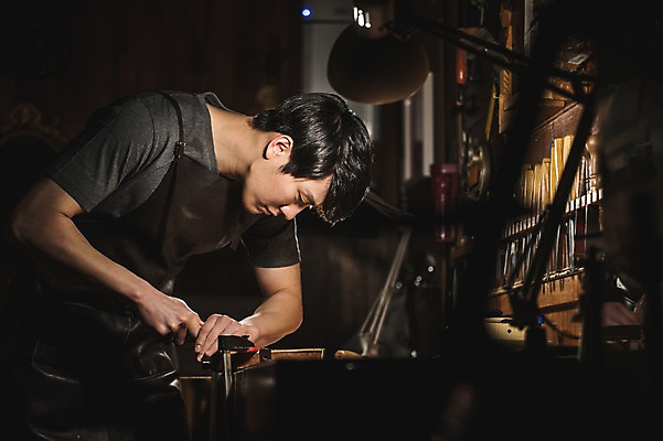 포토 JPG 직업 응시 남자 현악기 전등 실내 표정 한명 서기 사람 상반신 20대 성인 일상 옆모습 한국인 도구 잡기 작업 작업실 집중 실습 신입 성인남자한명만 국내포토 1 시선 악기 뷰포인트 컨셉 모션 조명 동양인 청년 내부 라이프 남자한명만 성인남자만 파일형식