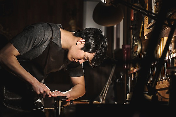 포토 JPG 직업 응시 남자 현악기 전등 실내 표정 한명 서기 사람 상반신 20대 성인 일상 옆모습 한국인 도구 잡기 작업 작업실 집중 실습 신입 성인남자한명만 국내포토 1 시선 악기 뷰포인트 컨셉 모션 조명 동양인 청년 내부 라이프 남자한명만 성인남자만 파일형식
