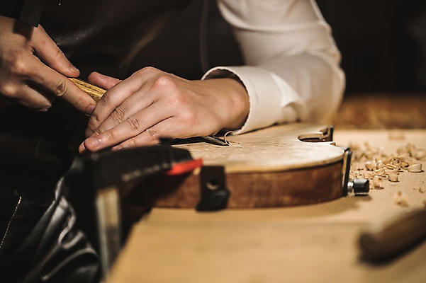 포토 JPG 직업 남자 40대 현악기 실내 한명 사람 근접촬영 성인 일상 신체부위 한국인 양손 작업 작업실 고수 바이올린 장인 수공예 조각칼 작업대 톱밥 성인남자한명만 국내포토 1 손 악기 뷰포인트 중년 동양인 내부 라이프 칼 가루 공예 향신료 남자한명만 성인남자만 파일형식