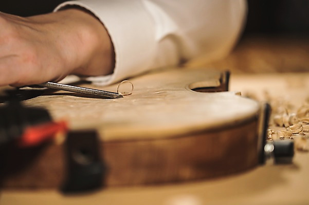 포토 JPG 직업 손 남자 40대 현악기 실내 한명 사람 근접촬영 성인 일상 아웃포커스 신체부위 한국인 도구 작업 작업실 고수 바이올린 장인 조각칼 작업대 톱밥 성인남자한명만 국내포토 1 악기 뷰포인트 중년 촬영기법 동양인 내부 라이프 칼 가루 향신료 남자한명만 성인남자만 파일형식