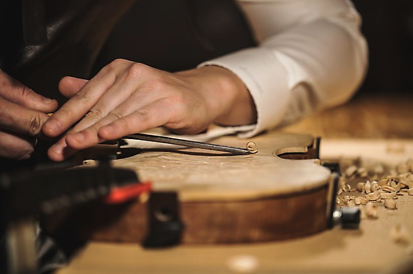 포토 JPG 직업 남자 40대 현악기 실내 한명 사람 근접촬영 성인 일상 아웃포커스 신체부위 한국인 양손 도구 작업 작업실 고수 바이올린 장인 수공예 조각칼 성인남자한명만 국내포토 1 손 악기 뷰포인트 중년 촬영기법 동양인 내부 라이프 칼 공예 향신료 남자한명만 성인남자만 파일형식