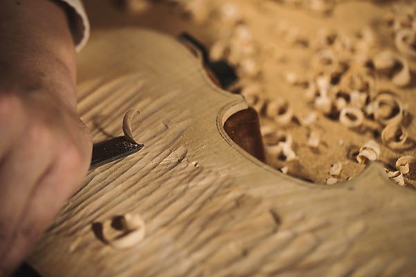 포토 JPG 직업 손 남자 40대 현악기 실내 한명 사람 근접촬영 성인 일상 아웃포커스 신체부위 한국인 도구 작업 작업실 고수 바이올린 장인 수공예 조각칼 톱밥 성인남자한명만 국내포토 1 악기 뷰포인트 중년 촬영기법 동양인 내부 라이프 칼 가루 공예 향신료 남자한명만 성인남자만 파일형식