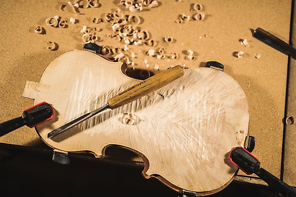 포토 JPG 직업 현악기 실내 사람없음 일상 도구 작업실 드라이버 바이올린 책상 조각칼 작업대 톱밥 국내포토 악기 가구 내부 라이프 공구 칼 가루 파일형식