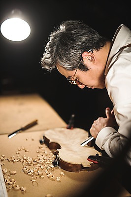 포토 JPG 나무 직업 응시 남자 40대 현악기 전등 실내 표정 한명 사람 상반신 성인 일상 옆모습 한국인 작업 작업실 고수 집중 바이올린 장인 수공예 조각칼 작업대 톱밥 성인남자한명만 국내포토 식물 1 시선 악기 뷰포인트 중년 컨셉 조명 동양인 내부 라이프 칼 가루 공예 향신료 남자한명만 성인남자만 파일형식