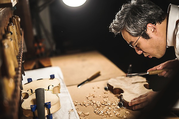 포토 JPG 나무 직업 응시 남자 40대 현악기 실내 표정 한명 사람 상반신 성인 일상 옆모습 한국인 작업 작업실 고수 불기 집중 바이올린 장인 조각칼 작업대 톱밥 성인남자한명만 국내포토 식물 1 시선 악기 뷰포인트 중년 컨셉 모션 동양인 내부 라이프 칼 가루 향신료 남자한명만 성인남자만 파일형식