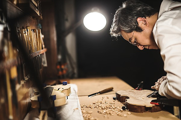 포토 JPG 직업 응시 남자 40대 현악기 전등 실내 표정 한명 사람 상반신 성인 일상 옆모습 한국인 작업 작업실 고수 집중 바이올린 장인 수공예 조각칼 작업대 성인남자한명만 국내포토 1 시선 악기 뷰포인트 중년 컨셉 조명 동양인 내부 라이프 칼 공예 향신료 남자한명만 성인남자만 파일형식