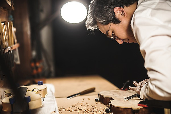 포토 JPG 나무 직업 응시 남자 40대 현악기 전등 실내 표정 한명 사람 상반신 성인 일상 옆모습 한국인 작업 작업실 고수 집중 바이올린 장인 수공예 조각칼 성인남자한명만 국내포토 식물 1 시선 악기 뷰포인트 중년 컨셉 조명 동양인 내부 라이프 칼 공예 향신료 남자한명만 성인남자만 파일형식