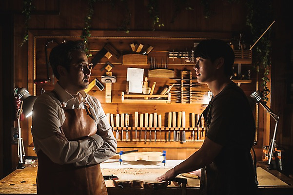 포토 JPG 직업 응시 남자 40대 현악기 전등 실내 대화 설명 서기 사람 상반신 20대 성인 두명 일상 앞모습 옆모습 아웃포커스 마주보기 팔짱 듣기 한국인 작업실 고수 집중 제자 실습 장인 신입 작업대 성인남자만 국내포토 시선 악기 뷰포인트 중년 컨셉 모션 조명 촬영기법 말하기 동양인 청년 내부 라이프 향신료 남자만 성인만 파일형식