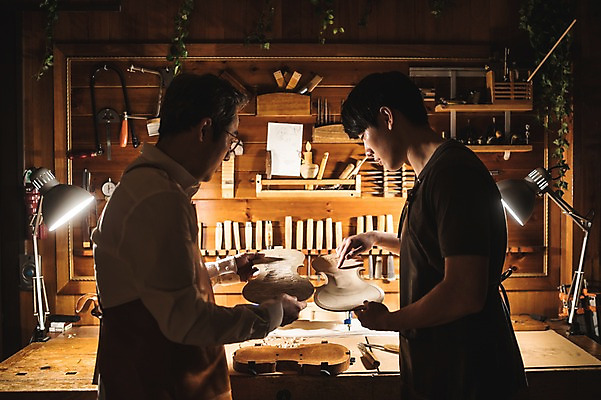 포토 JPG 직업 응시 남자 40대 현악기 전등 실내 표정 대화 설명 서기 들기 사람 상반신 20대 성인 두명 일상 옆모습 아웃포커스 마주보기 듣기 한국인 가리킴 잡기 작업실 고수 집중 바이올린 제자 실습 장인 안장 신입 작업대 성인남자만 국내포토 시선 악기 뷰포인트 중년 컨셉 모션 조명 촬영기법 말하기 동양인 손짓 청년 내부 라이프 향신료 남자만 성인만 파일형식