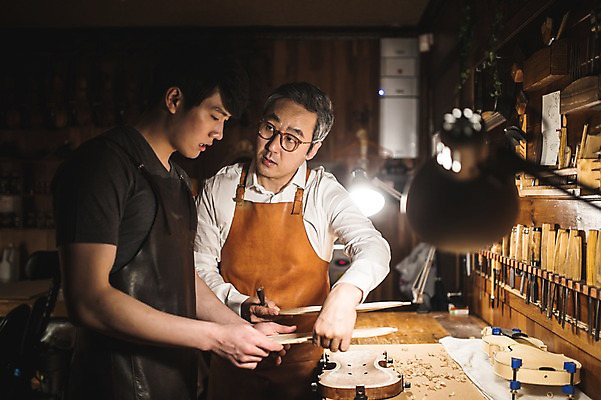 포토 JPG 직업 응시 남자 40대 현악기 전등 실내 표정 말하기 설명 서기 사람 상반신 20대 성인 두명 일상 앞모습 옆모습 아웃포커스 듣기 한국인 잡기 작업 작업실 고수 집중 바이올린 제자 실습 장인 안장 신입 성인남자만 국내포토 시선 악기 뷰포인트 중년 컨셉 모션 조명 촬영기법 동양인 청년 내부 라이프 향신료 남자만 성인만 파일형식