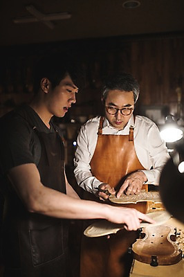 포토 JPG 직업 응시 남자 40대 현악기 실내 표정 말하기 설명 서기 들기 사람 상반신 20대 성인 두명 일상 앞모습 옆모습 아웃포커스 듣기 한국인 가리킴 잡기 작업 작업실 고수 집중 바이올린 제자 실습 장인 안장 신입 성인남자만 국내포토 시선 악기 뷰포인트 중년 컨셉 모션 촬영기법 동양인 손짓 청년 내부 라이프 향신료 남자만 성인만 파일형식