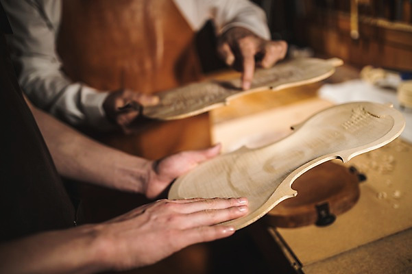 포토 JPG 직업 손 남자 40대 현악기 실내 서기 사람 근접촬영 상반신 20대 성인 두명 일상 앞모습 옆모습 아웃포커스 신체부위 만지기 한국인 양손 잡기 작업 작업실 고수 바이올린 실습 장인 수공예 안장 신입 성인남자만 국내포토 악기 뷰포인트 중년 모션 촬영기법 동양인 청년 내부 라이프 공예 향신료 남자만 성인만 파일형식