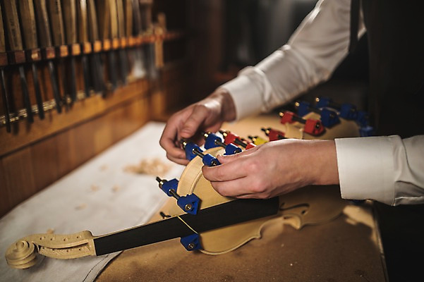 포토 JPG 직업 응시 남자 40대 현악기 실내 한명 사람 근접촬영 상반신 성인 일상 옆모습 신체부위 만지기 한국인 양손 잡기 작업 작업실 고수 집중 바이올린 장인 수공예 성인남자한명만 국내포토 1 손 시선 악기 뷰포인트 중년 컨셉 모션 동양인 내부 라이프 공예 향신료 남자한명만 성인남자만 파일형식