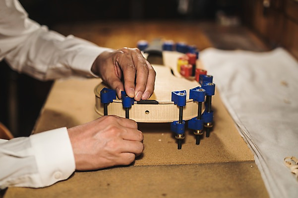 포토 JPG 직업 응시 남자 40대 현악기 실내 한명 사람 근접촬영 성인 일상 신체부위 만지기 한국인 양손 잡기 작업 작업실 고수 집중 바이올린 장인 수공예 작업대 성인남자한명만 국내포토 1 손 시선 악기 뷰포인트 중년 컨셉 모션 동양인 내부 라이프 공예 향신료 남자한명만 성인남자만 파일형식