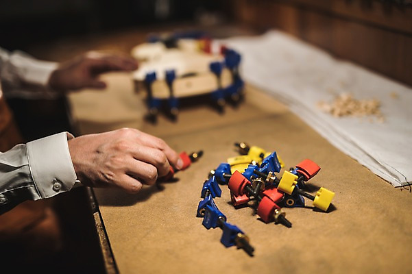 포토 JPG 직업 응시 남자 40대 현악기 실내 한명 사람 상반신 성인 일상 옆모습 신체부위 만지기 한국인 양손 잡기 작업 작업실 고수 집중 바이올린 장인 작업대 성인남자한명만 국내포토 1 손 시선 악기 뷰포인트 중년 컨셉 모션 동양인 내부 라이프 향신료 남자한명만 성인남자만 파일형식