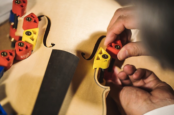 포토 JPG 직업 응시 남자 40대 현악기 실내 한명 사람 근접촬영 성인 일상 신체부위 만지기 한국인 양손 작업 작업실 고수 집중 바이올린 장인 수공예 성인남자한명만 국내포토 1 손 시선 악기 뷰포인트 중년 컨셉 모션 동양인 내부 라이프 공예 향신료 남자한명만 성인남자만 파일형식