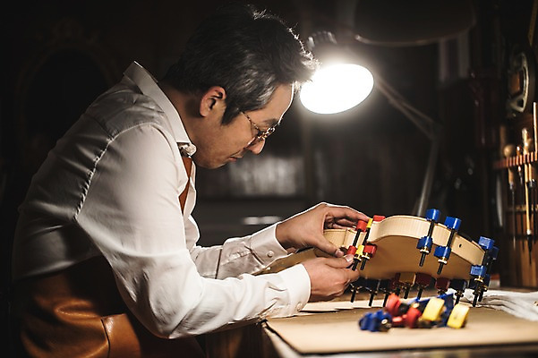 포토 JPG 직업 응시 남자 40대 현악기 전등 실내 표정 한명 사람 앉기 상반신 성인 일상 옆모습 앞치마 한국인 작업 작업실 고수 집중 장인 작업대 성인남자한명만 국내포토 1 시선 악기 뷰포인트 중년 컨셉 모션 조명 동양인 내부 라이프 향신료 남자한명만 성인남자만 파일형식