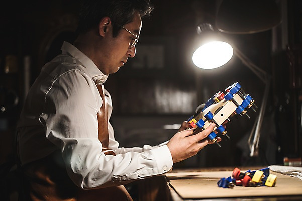 포토 JPG 직업 응시 남자 40대 현악기 전등 실내 표정 한명 들기 사람 앉기 상반신 성인 일상 옆모습 한국인 잡기 작업 작업실 고수 집중 바이올린 장인 성인남자한명만 국내포토 1 시선 악기 뷰포인트 중년 컨셉 모션 조명 동양인 내부 라이프 향신료 남자한명만 성인남자만 파일형식